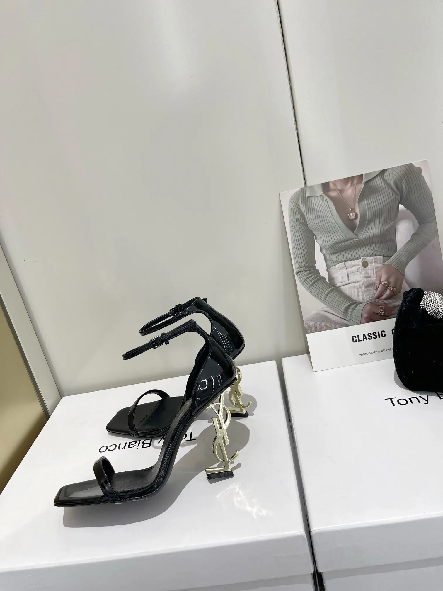 👟👟Ex-factory price 520👟👟 "SAINT LAUREN*" "𝗦𝗔𝗜𝗡𝗧 𝗟𝗔𝗨𝗥𝗘𝗡*" 💥ysl Saint Laurent classic high-heeled shoes Only YSL understands women’s hearts best🧡Doesn’t accept refutation🙅‍♂️Super invincible feminine artifact👠A must-have for women😊 (✅Full-body customization, in-house molded toe hardware, perfect consistency)⚠️Compare the differences between pictures and products on the market😋 Upper: Customized imported cotton silk weaving/Imported calf patent leather Lining: Imported🐑sheep leather Sole: Imported genuine leather outsole Thickness: 9cm Color: black paint with gold, black leather with black Size: 35-39 (full set of packaging)